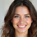 Retrato de Laura Fernández con sonrisa radiante