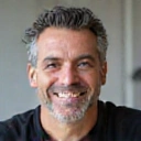 Retrato de Pablo Gómez con energía